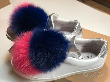 Sneaker bianca con pon pon