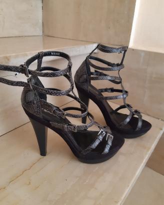Sandalo nero con tacco