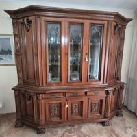 Vetrinetta in legno massello intagliato