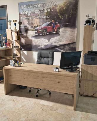 Arredamento completo per ufficio.
