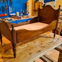 Antico letto per bambole
