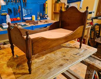 Antico letto per bambole