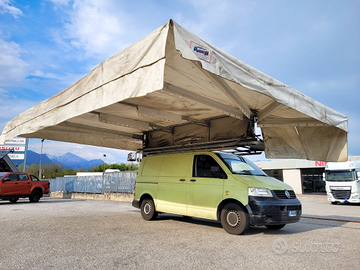 Volkswagen Transporter con tenda mercati