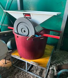 Tina e macchina per uva