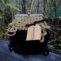 Borsa clutch uncinetto bicolor con frange