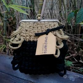 Borsa clutch uncinetto bicolor con frange