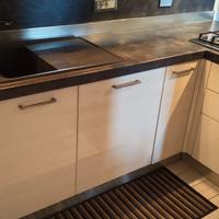 Cucina angolare bianco ghiaccio/top grigio