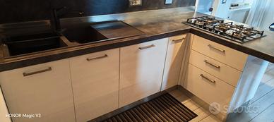 Cucina angolare bianco ghiaccio/top grigio