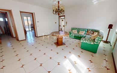 ROVELLO: ampio quadrilocale in contesto senza spes