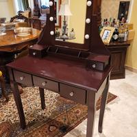 Mobile toeletta da trucco con specchio