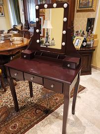 Mobile toeletta da trucco con specchio