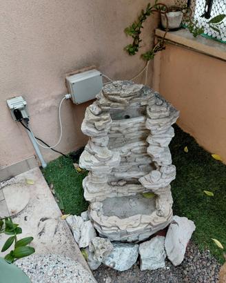 Fontana da giardino con riciclo di acqua