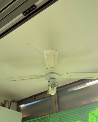 Ventilatore da soffitto vintage a 4 pale con luce 