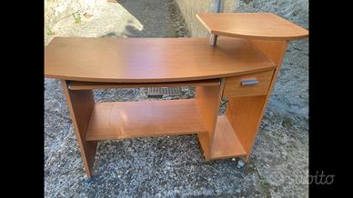 Scrivania color ciliegio porta pc con cassetto