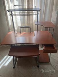 Scrivania ,tavolo pc