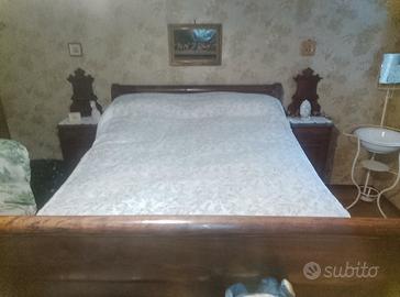 camera da letto anni 20 in noce massiccio.