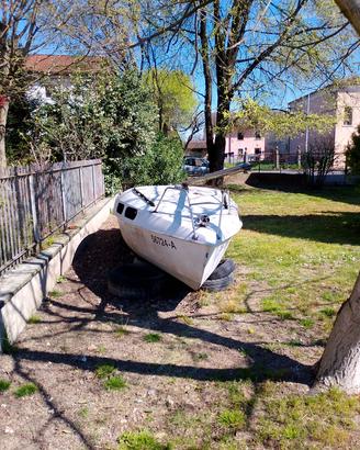 Barca a vela senza motore