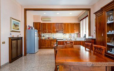 QUADRILOCALE IN ZONA PARCO IN PICCOLO CONTESTO