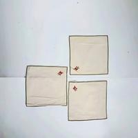 Set di tre fazzoletti in lino beige, con un delica