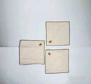 Set di tre fazzoletti in lino beige, con un delica