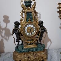 OROLOGIO IN OTTONE CON COPPIA CANDELABRI ANNI 50.