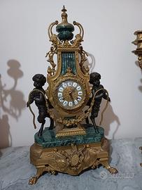 OROLOGIO IN OTTONE CON COPPIA CANDELABRI ANNI 50.