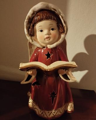 Angioletto di ceramica illuminazione dall'interno.