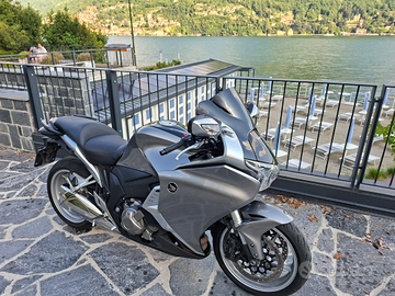 Honda VFR 1200 F DCT automatico