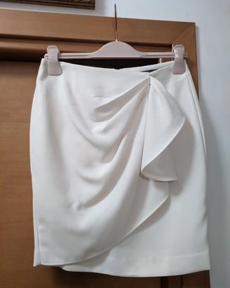 Gonna Zara con un elegante volant frontale