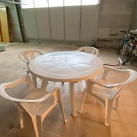 Tavolo da giardino in resina con quattro sedie