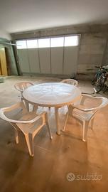 Tavolo da giardino in resina con quattro sedie