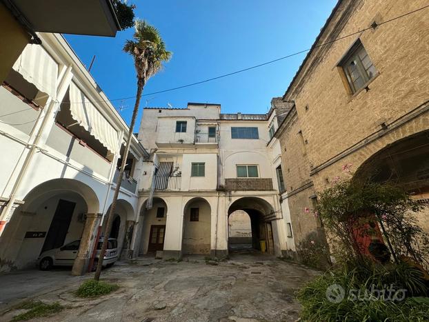 Roccapiemonte : casa con terrazzo