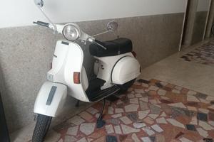 vespa con documenti d'epoca già scritta