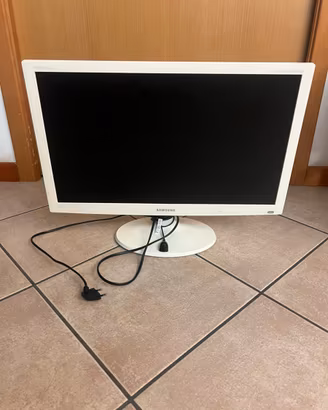 Samsung SyncMaster 24” White HDTV MONITOR/TV