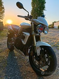 Triumph Street Triple 675 - Tagliandata e  gommata