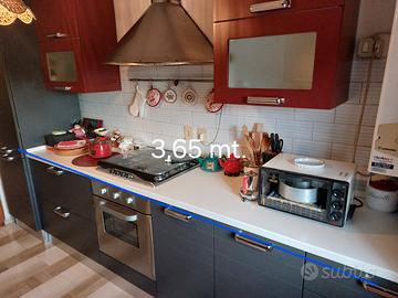 cucina con lavastoviglie fornelli e forno