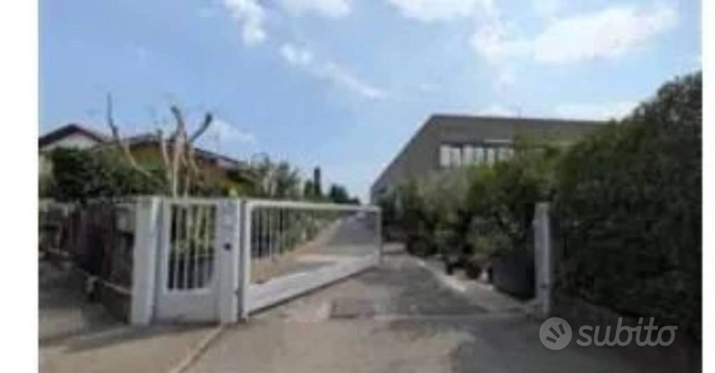 Immobile in asta di 453 m² a Saronno - Altro