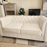 Divano stile Chesterfield in simil-pelle bianca