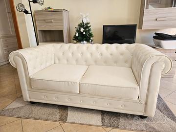 Divano stile Chesterfield in simil-pelle bianca