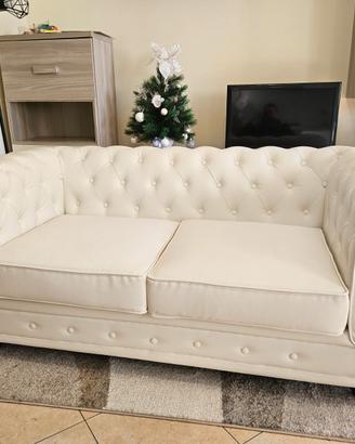 Divano stile Chesterfield in simil-pelle bianca