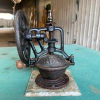 Macinino in ferro. Prima metà del XX secolo