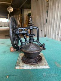 Macinino in ferro. Prima metà del XX secolo