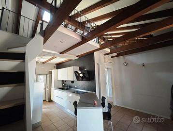 Particolare appartamento con soppalco