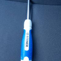 Cacciavite a cricchetto con serbatoio inserti