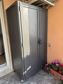 Armadio in alluminio grigio