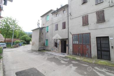 CASA SEMINDIPENDENTE A TIZZANO VAL PARMA