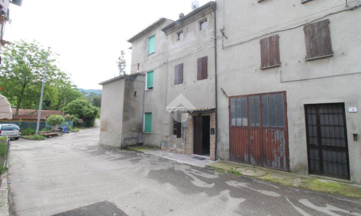 CASA SEMINDIPENDENTE A TIZZANO VAL PARMA