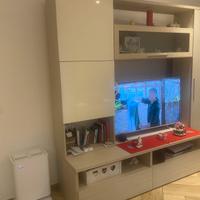 Parete attrezzata bianca, è color legno chiaro