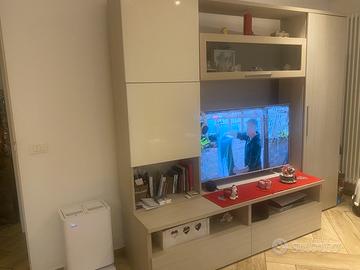 Parete attrezzata bianca, è color legno chiaro