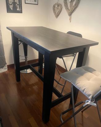 Tavolo alto nero con 4 sgabelli/sedute